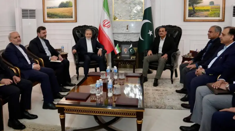 Iran's foreign minister meets Pakistan's head of armed forces
