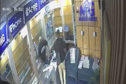 Robbers Storm Asaba Gadget Store, Loot Phones & Laptops (Video)
