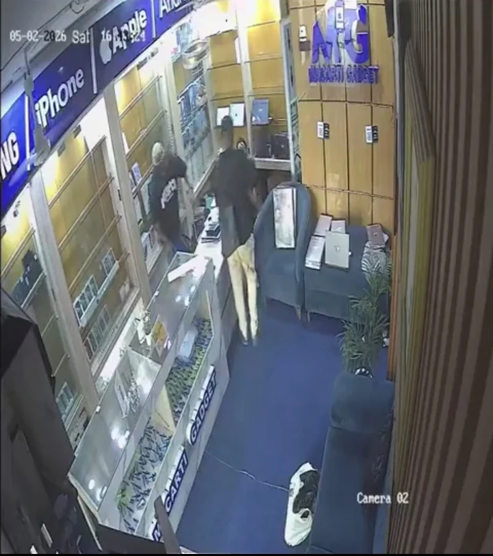 Robbers Storm Asaba Gadget Store, Loot Phones & Laptops (Video)